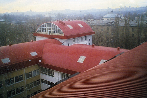 Montarea acoperișului Universității Liber Internaționale din Moldova, Chișinău